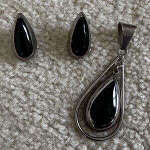 Vintage HECHO EN MEXICO Sterling Silver Onyx pendant and earrings